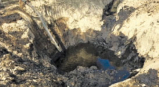 राजस्थान के बाड़मेर में जमीन से निकल रहा क्रूड ऑयल